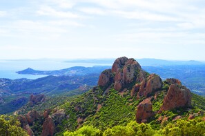 A mountainous landscape with prominent rock formations and lush greenery. - L'AMPHITHÉÂTRE, 3-bedroom air-conditioned apartment, terrace, swimming pool, and parking space (Fréjus)
