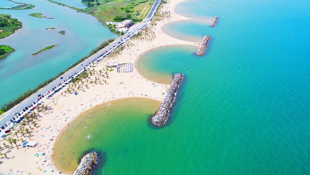 An aerial view of a coastal area with a beach, a road, and a river. - L'AMPHITHÉÂTRE, 3-room air-conditioned apartment, terrace, swimming pool & parking lot (Fréjus)