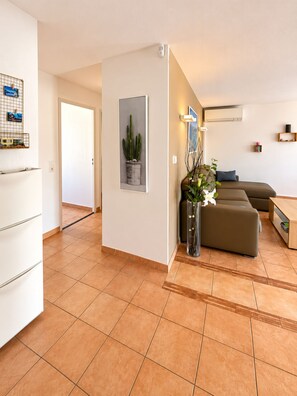 Living area - L'AMPHITHÉÂTRE, 3-bedroom air-conditioned apartment, terrace, swimming pool, and parking space (Fréjus)