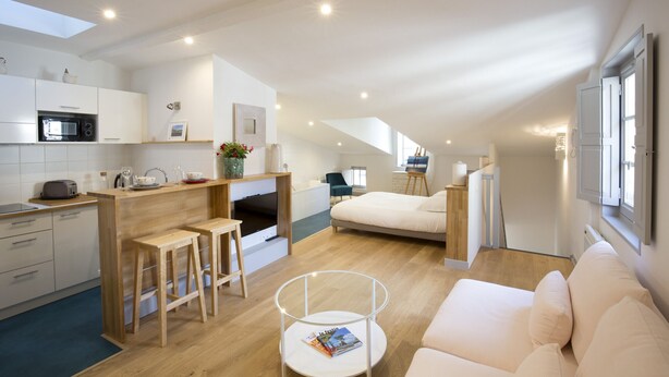 A modern, open-plan living space with a kitchen, dining area, and seating area. - Bordeaux Historic Center Superior double studio (Burdeos)