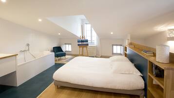 Een bureau, een strijkplank/strijkijzer, gratis wifi, beddengoed