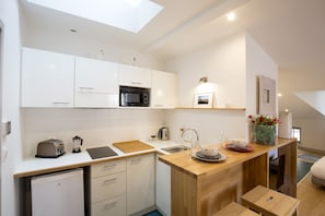 Fridge, microwave, stovetop, dishwasher