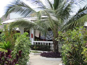 Ropa de cama de alta calidad y caja de seguridad en la habitación 