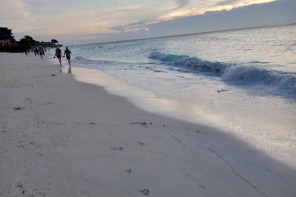 Beach nearby, white sand, snorkeling, sailing