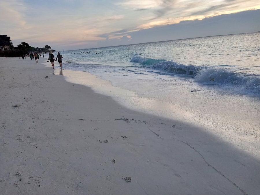 Beach nearby, white sand, snorkeling, sailing