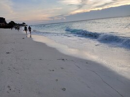 Vlak bij het strand, wit zand, snorkelen, zeilen