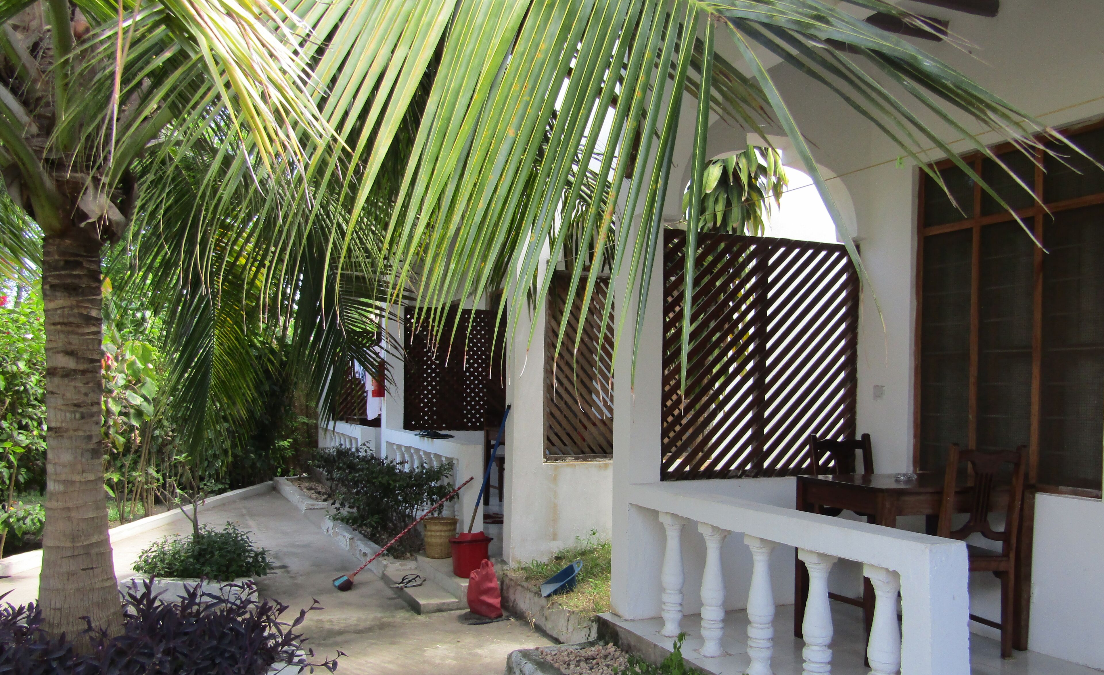 Deluxe Cottage, 1 Queen Bed, Garden View | Living area | 50-inch TV with satellite channels, printers