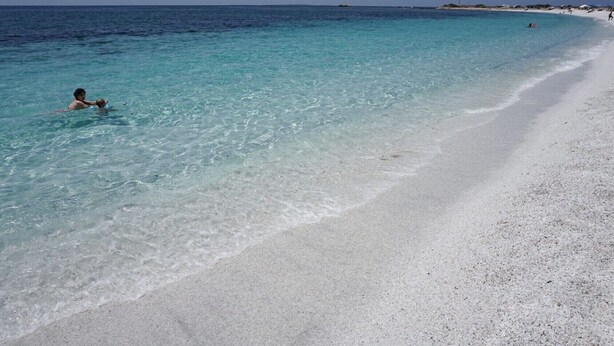 A beach with clear turquoise water and white sand. - Exclusive Farm (S'arena Scoada)