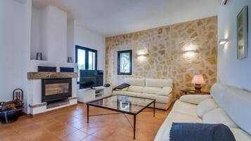 Een smart-tv, een open haard en een tafeltennistafel