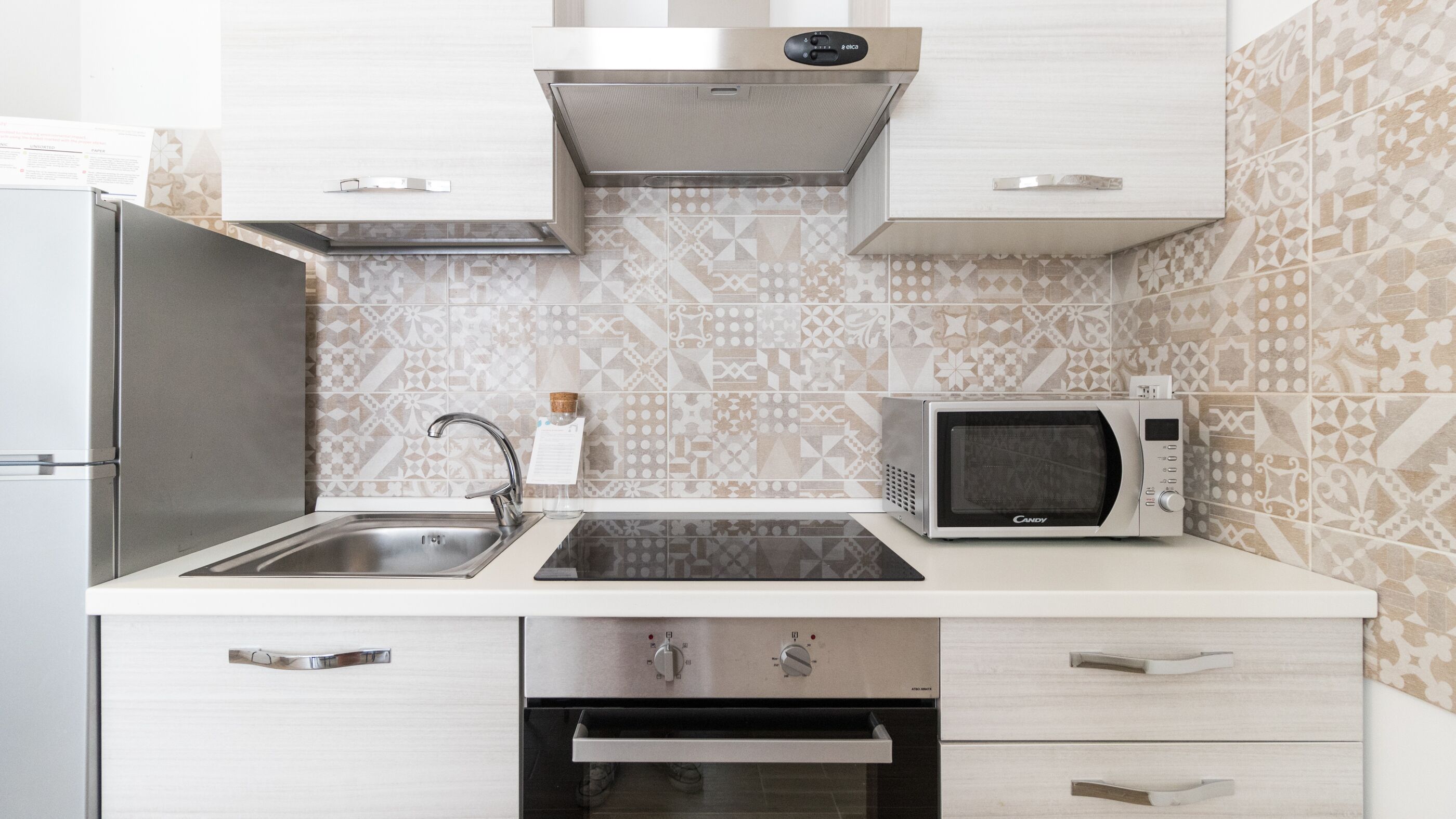 Appartement (1 Bedroom) | Coin cuisine privé | Grand réfrigérateur, micro-ondes, four, plaque de cuisson