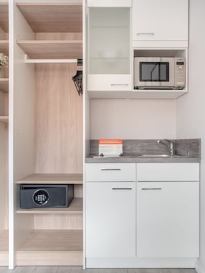 Studio | Eigene Küche | Kühlschrank, Mikrowelle, Herdplatte, Espressomaschine