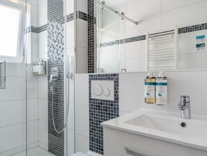 Medium Studio, Kitchenette, Workspace | Bathroom | Shower, eco-friendly toiletries, hair dryer, towels - Numa Frankfurt Oben (Frankfurt)