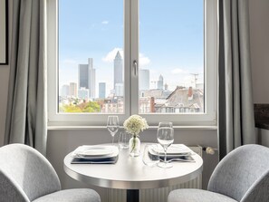 Studio | Wohnbereich | 43-Zoll-Flachbildfernseher mit Satellitenempfang, Fernseher