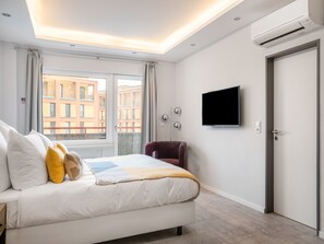 Medium Studio, Kitchenette, Balcony | Premium bedding, in-room safe, laptop workspace, iron/ironing board - Numa Frankfurt Oben (Frankfurt)