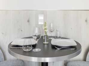 Medium Studio with Kitchenette | 起居區 | 43-吋平面電視、衛星頻道、電視