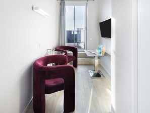 Large Studio, Kitchenette, Balcony | Oleskelualue | 43–tuumainen taulutelevisio, jossa satelliittikanavat