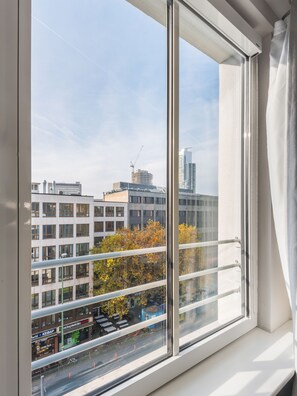 Large Studio with Kitchenette | Näkymä huoneesta