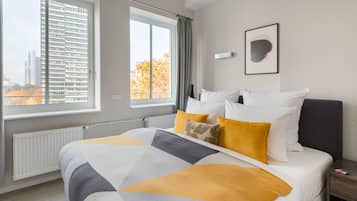 Apartment, 1 Bedroom, Balcony | Peralatan tempat tidur premium, peti besi dalam bilik