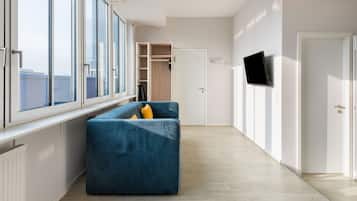 Apartament, 1 dormitori, balcó | Sala d'estar | Televisor de pantalla plana de 43 polzades amb canals per satèl·lit