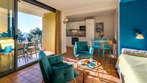 Un appartement moderne doté d’un balcon, d’une cuisine et d’un coin repas.