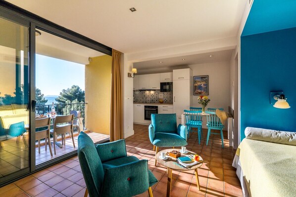 Smart TV, DVD player - Apartment in Saint-Tropez with Beach Access (Rayol-Canadel-sur-Mer)