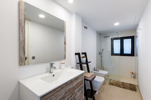 Shower, hair dryer, towels - Accessible Apartment "Beach Pearl Cala de Mijas" On the Beach, Sea View & Air Conditioning (Mijas)