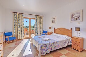 5 chambres, fer et planche à repasser, accès au Wi-Fi (inclus)