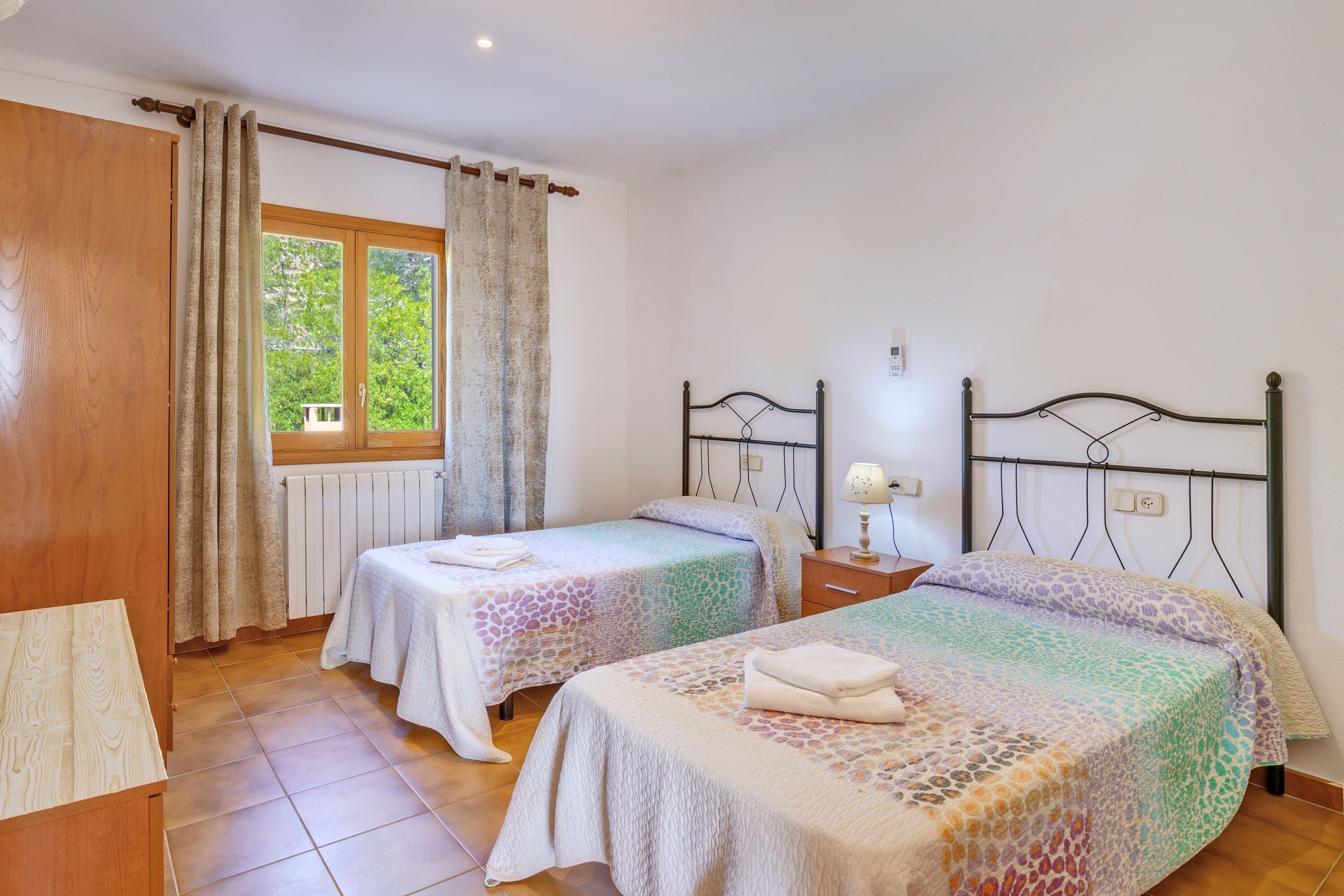 5 bedrooms, iron/ironing board, free WiFi, bed sheets