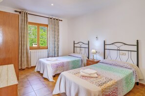 5 bedrooms, iron/ironing board, free WiFi, bed sheets