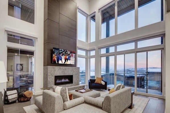 Televisión, chimenea, estéreo y oficina 