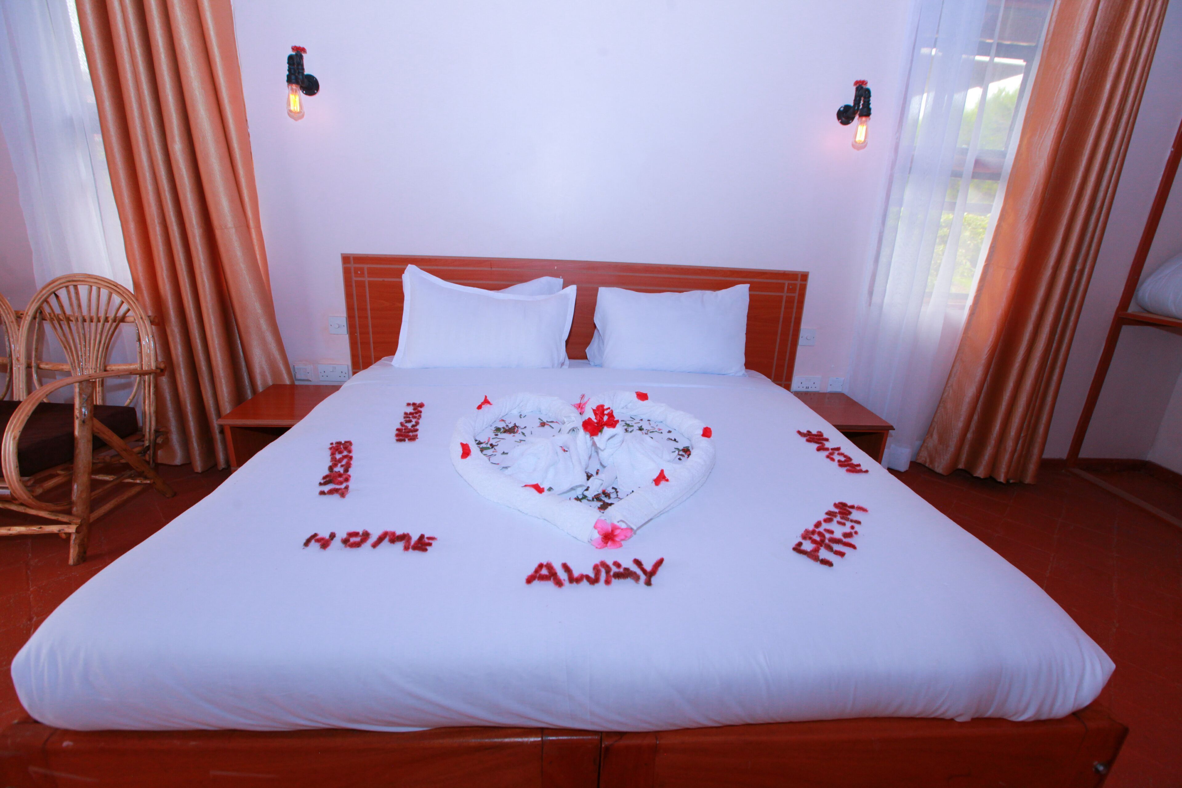 Escritorio, insonorización, wifi gratis y ropa de cama 