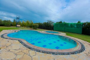 Una piscina al aire libre