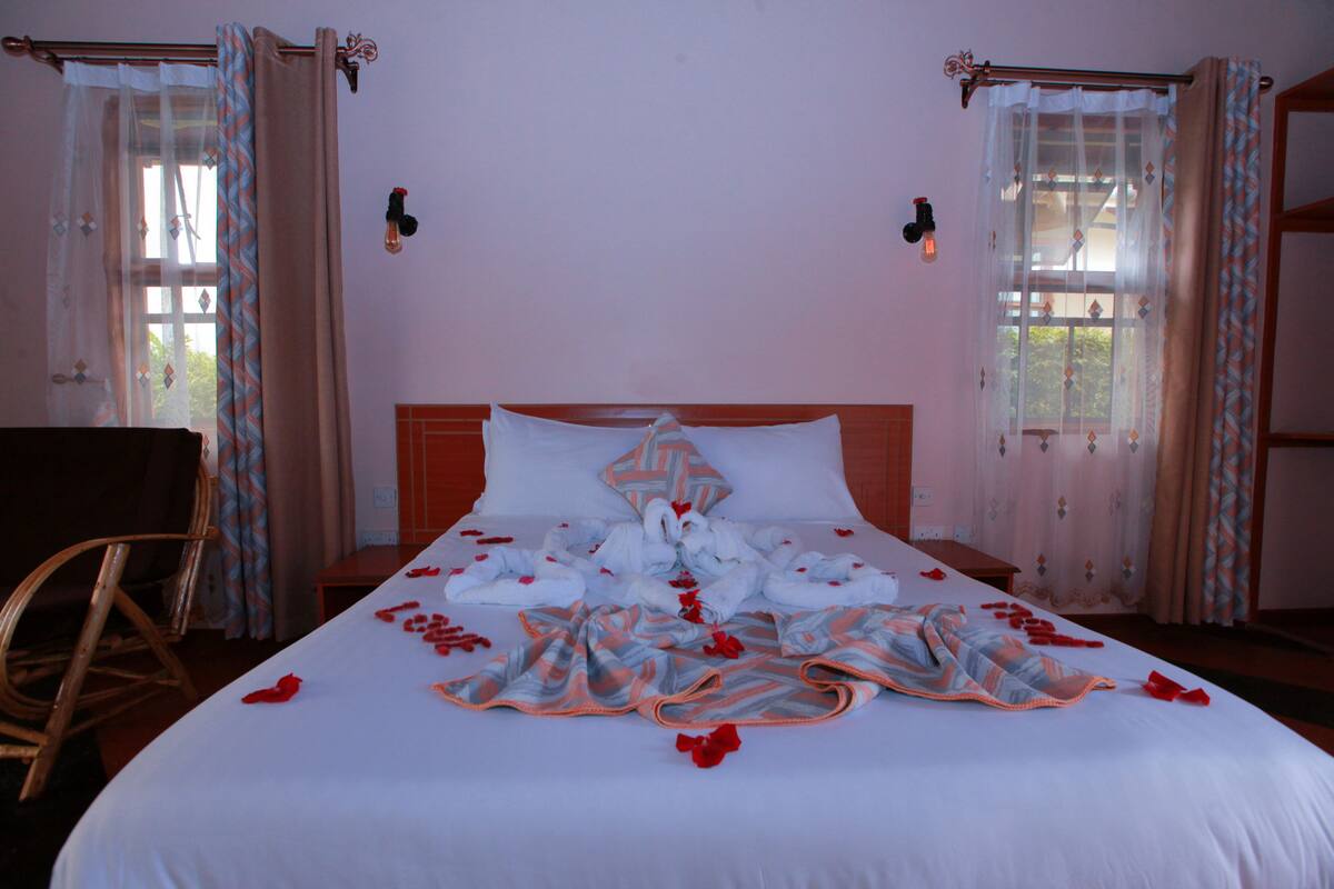 Desk, soundproofing, free WiFi, bed sheets