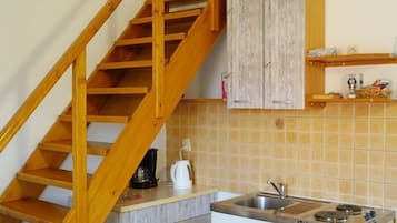 Køleskab, køkkentøj/tallerkener/redskaber