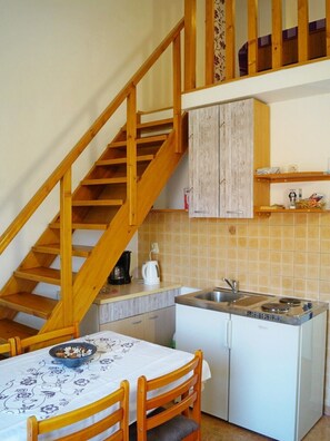 Fridge, cookware/dishes/utensils