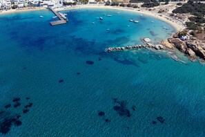 En la playa, camastros y toallas de playa