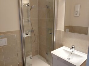 Douche, serviettes fournies