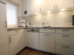 Kühlschrank, Wasserkocher mit Kaffee-/Teezubehör, Wasserkocher, Toaster
