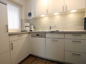 Jääkaappi, kahvin-/teenkeitin, vedenkeitin, leivänpaahdin