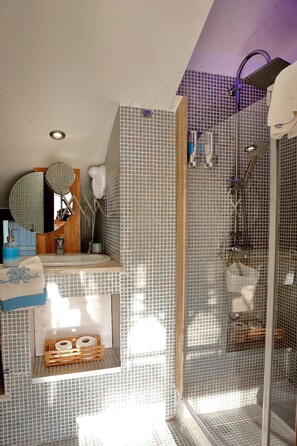 Shower, jetted tub, hair dryer, bidet