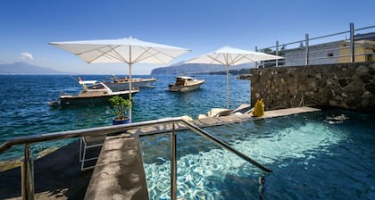AMORE RENTALS - Villa del Maggiore with Direct Access to the Sea, Sea View, Garden and Private Swimming Pool