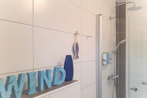 Dusche, Haartrockner, Toilettenpapier