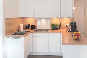Kühlschrank, Mikrowelle, Ofen, Herdplatte