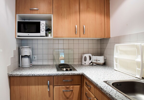 Refrigerador, microondas, cafetera y tetera y tetera eléctrica 