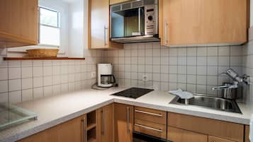 Een koelkast, een magnetron, een vaatwasser