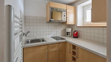 Réfrigérateur, micro-ondes, cafetiÚre/bouilloire, bouilloire électrique