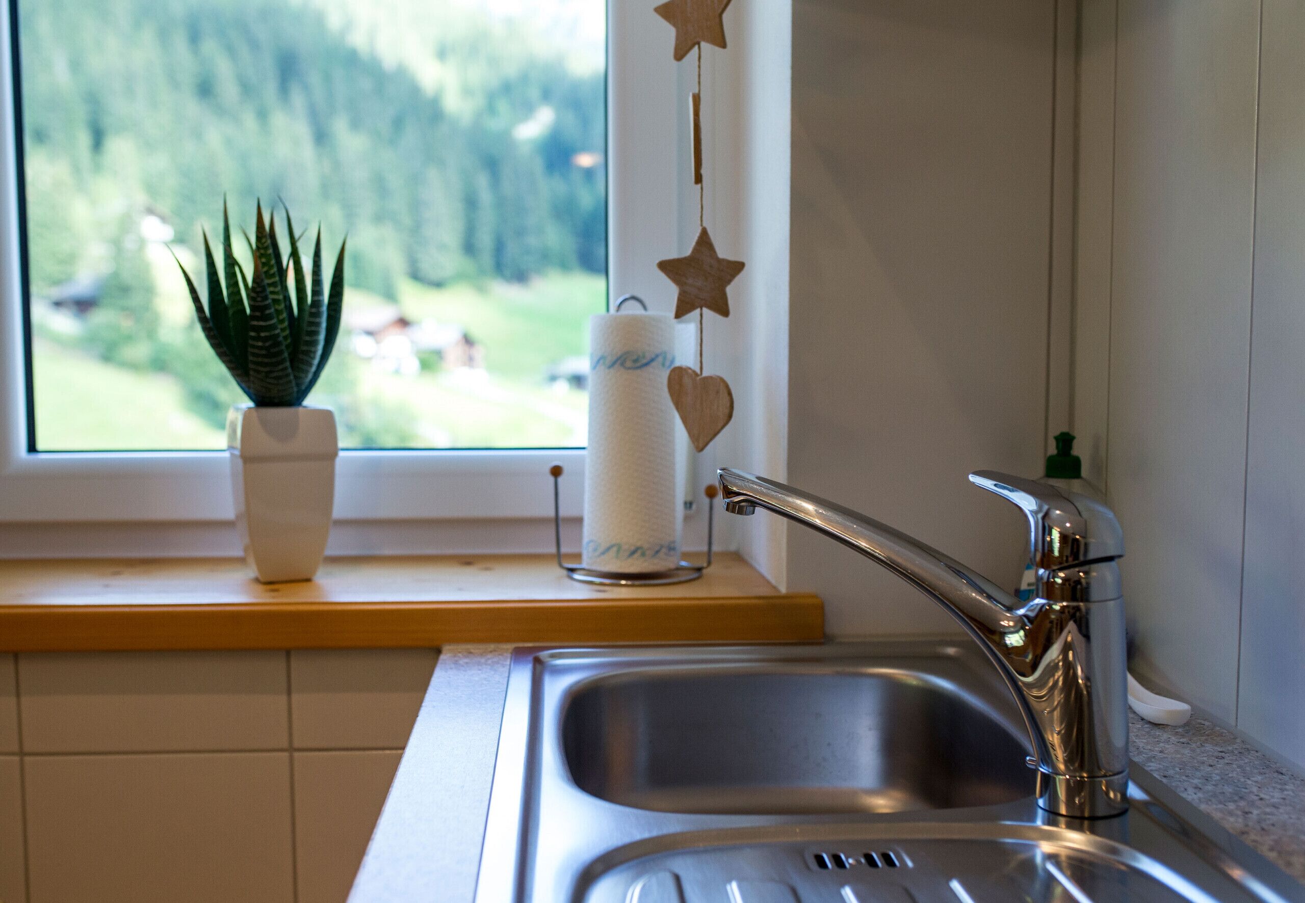 Kühlschrank, Ofen, Geschirrspüler, Wasserkocher mit Kaffee-/Teezubehör