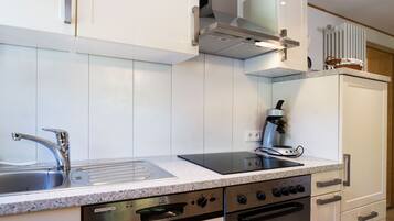 Een koelkast, een oven, een vaatwasser, een koffiezetapparaat/waterkoker