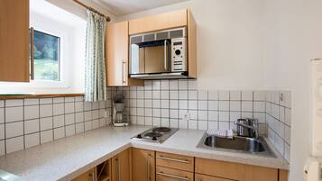 Fridge, microwave, oven, coffee/tea maker