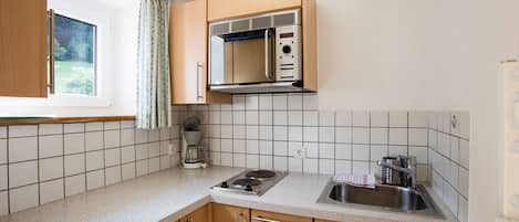 Frigorífico, microondas, horno y cafetera o tetera
